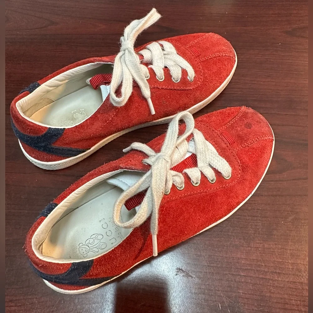 Gucci Kids Red Suede Low Top Sneakers Navy‎ Blue Accent 410382 Size 29